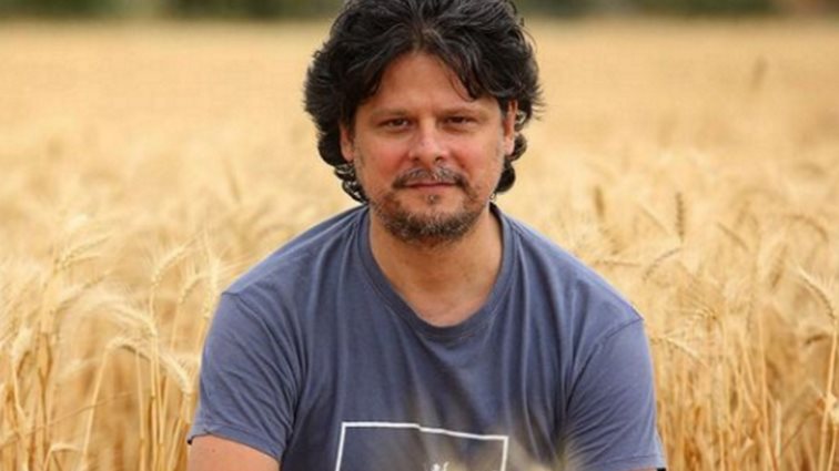 Λευτέρης Χαρίτος: "Οι σειρές που βλέπουμε σήμερα και θα δούμε τα επόμενα χρόνια είναι απόγονοι των "Άγριων Μελισσών""