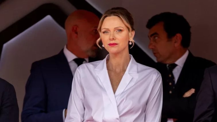 Η πριγκίπισσα Charlene επέλεξε μία τολμηρή μίντι φούστα στη νέα της εμφάνιση