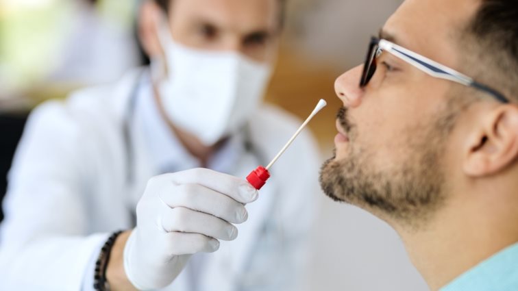 Γιατί ανεβαίνουν πάλι τα κρούσματα του κορονοϊού - Πόσο μεγάλος είναι ο κίνδυνος επαναλοίμωξης με Ομικρον