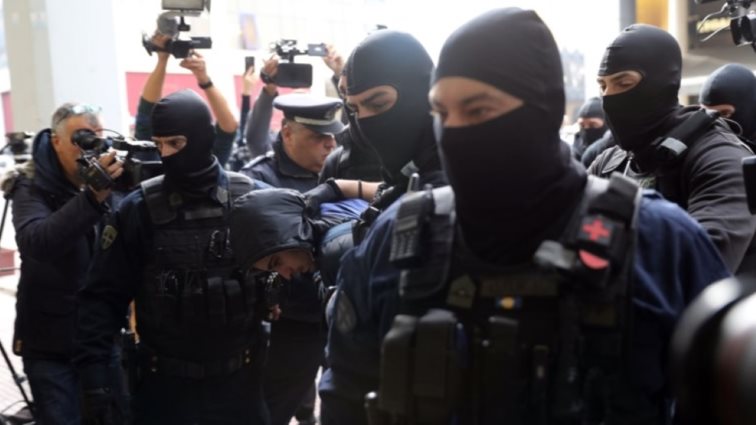 Επεισόδια στου Ρέντη: Εριξε φωτοβολίδα και ο αδελφός του 18χρονου, βρέθηκε πυρίτιδα στα χέρια του μάνατζερ τράπερ