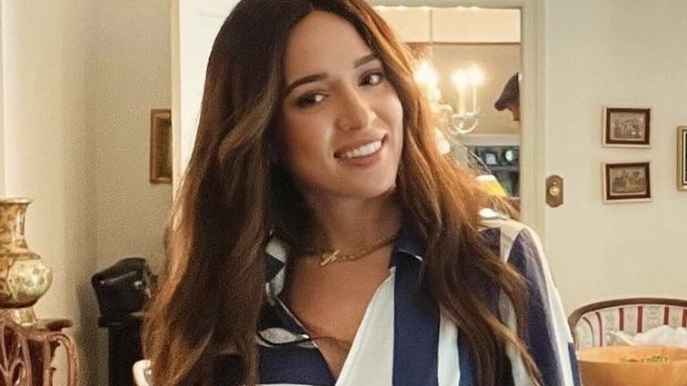 Η Καλομοίρα στην κουζίνα της | Προσφέρει υπέροχο φαγητό στην οικογένειά της