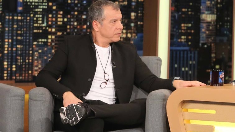 O Σταύρος Θεοδωράκης στηρίζει τον Σωτήρη Τσιόδρα και φωτογραφίζεται με... φανελάκι