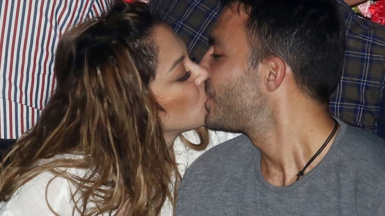 Μελίνα Ασλανίδου - Βασίλης Μουντάκης: Δεν κρύβουν τον έρωτά τους: Το φιλί μπροστά στην κάμερα