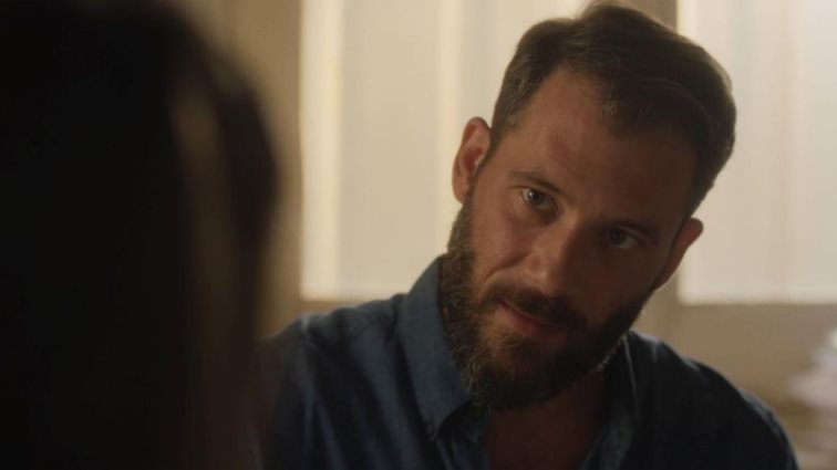 Eye candy | O Αντίνοος Αλμπάνης ποζάρει μόνο με την βερμούδα του και μάς δείχνει τους κοιλιακούς του