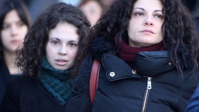 Τάνια Τρύπη: Συντετριμμένη στην κηδεία του πρώην συζύγου της: Στο πλευρό της κόρης της