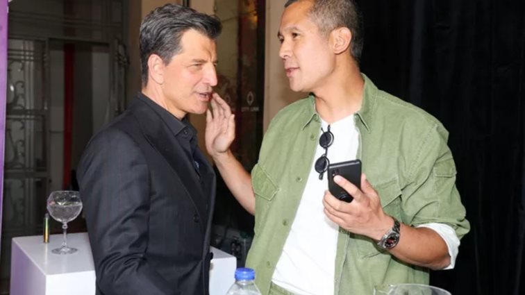 Iconic duo | Ο Σάκης Ρουβάς ποζάρει με τον Σωτήρη Κοντιζά και η Τετάρτη μας έγινε μόλις πιο ανάλαφρη και γλυκιά