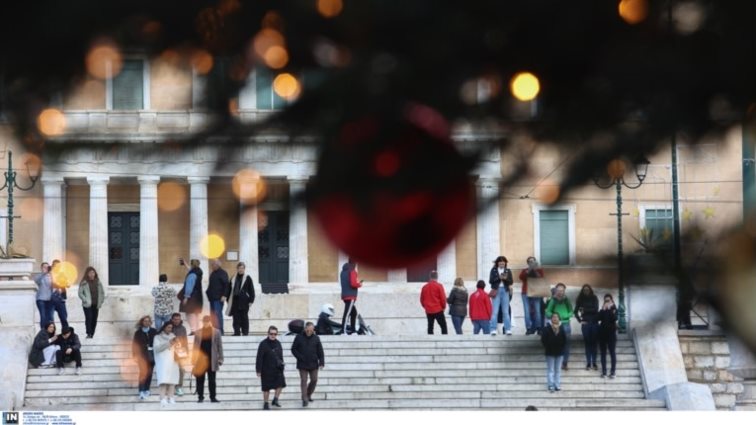 Χριστούγεννα | Εορταστικό ωράριο σε Αθήνα και Θεσσαλονίκη – Ποιες Κυριακές θα είναι ανοιχτά τα καταστήματα