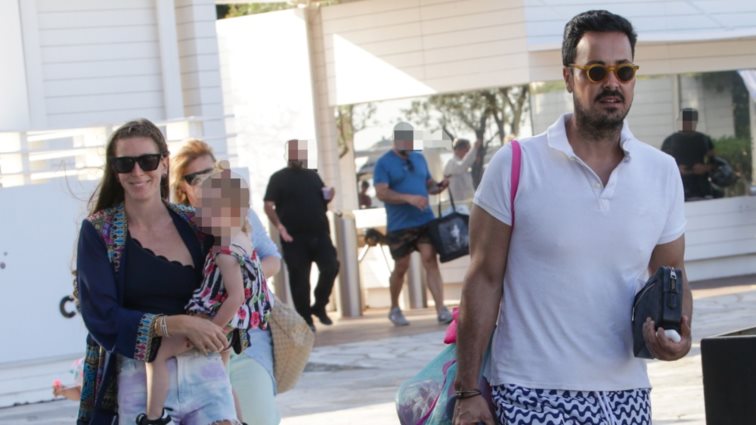 Ο Πέτρος Κουσουλός για μπάνιο με την οικογένειά του