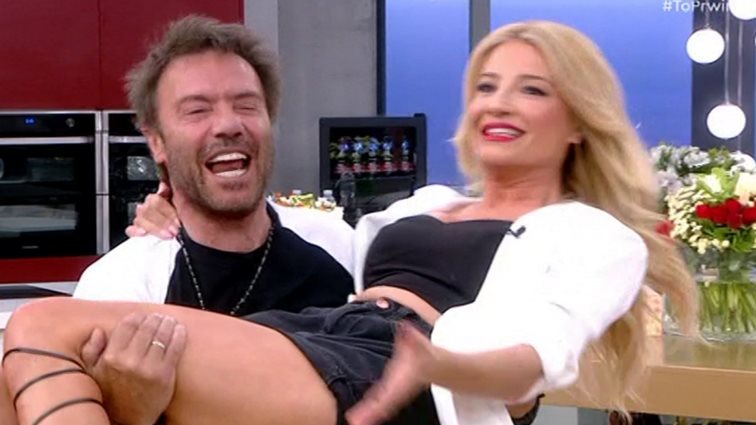 Επικό! Ο Στράτος Τζώρτζογλου εμφανίστηκε στο &quot;Πρωινό&quot; χωρίς μπλούζα και πήρε αγκαλιά τη Φαίη Σκορδά