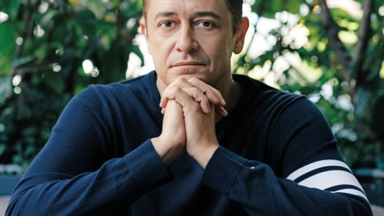 Αντώνης Σρόιτερ: Στολίζει το χριστουγεννιάτικο δέντρο αγκαλιά με την κόρη του: Φωτογραφία