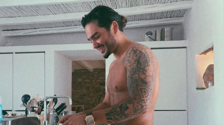 Eye Candy | O Χρήστος Μάστορας μπαίνει στην κουζίνα φορώντας μόνο το μαγιό του