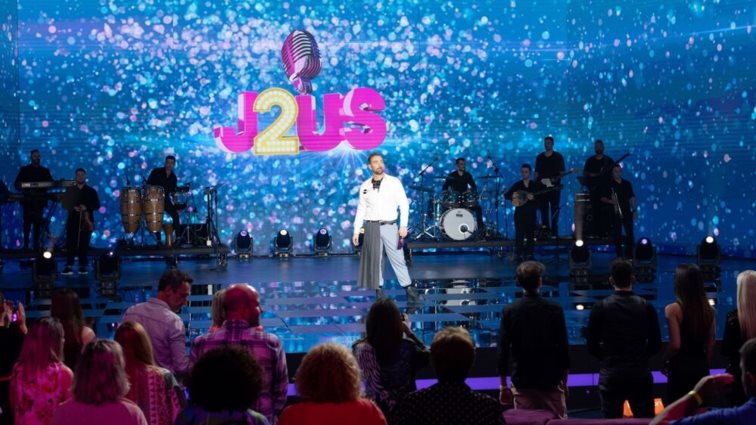 Αυτή είναι η γυναίκα που αναλαμβάνει το backstage του J2US