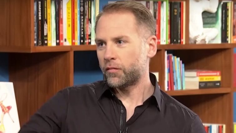 Γιάννης Μούτσος: "Είμαστε στην ασφάλεια του στούντιο - Μιλάμε για διαμελισμένα σώματα σαν να μη συμβαίνει τίποτα"