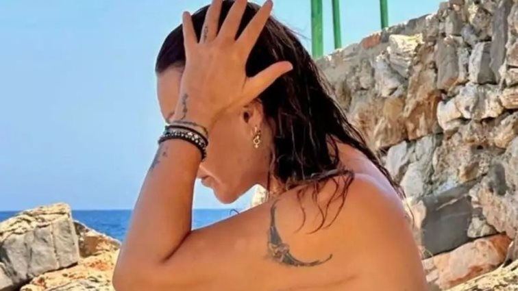 Η Ναταλία Γερμανού σε σπάνιο στιγμιότυπο από τις διακοπές της στην Ελούντα