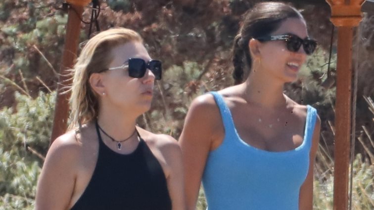 Σταματίνα Τσιμτσιλή και Τίνα Μεσσαροπούλου σε χαλαρές στιγμές στην Πάρο