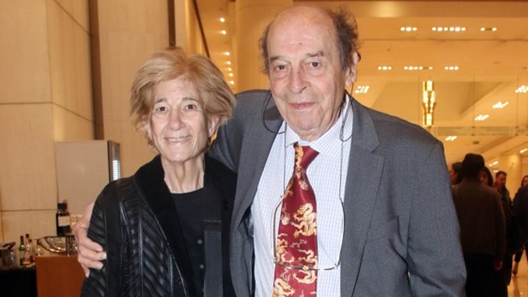 Συγκινεί η σύζυγος του Μανούσου Μανουσάκη για την απώλειά του: &quot;Είμαστε ακόμα δίπλα ο ένας με τον άλλον, απλώς με άλλη μορφή&quot;