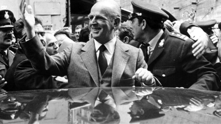 Κωνσταντίνος &amp; Αμαλία Καραμανλή: Σπάνιο φωτογραφικό στιγμιότυπο στο διαμέρισμά τους στο Κολωνάκι