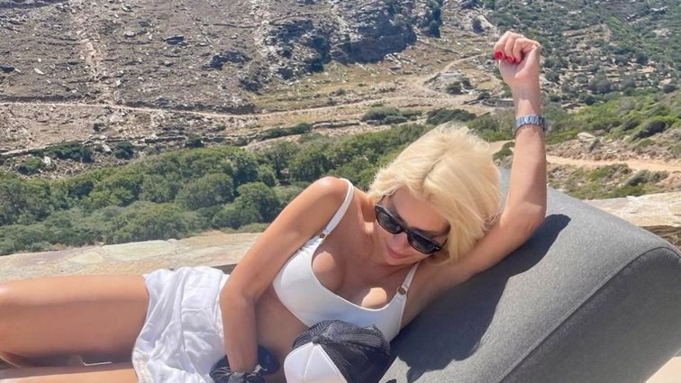 Η Ελένη Μενεγάκη με μαγιό κατά τη διάρκεια των διακοπών της στην Άνδρο