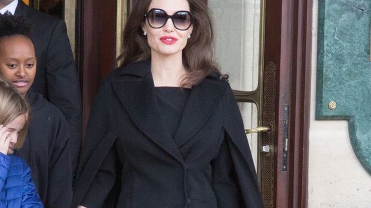 Angelina Jolie: Μαζί με τα παιδιά της στο Λούβρο