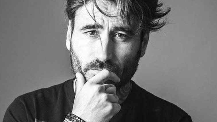 Γιώργος Μαυρίδης: Μιλάει για όλα! Η αθεΐα, η ακροδεξιά και η απόκτηση παιδιού με μια φίλη