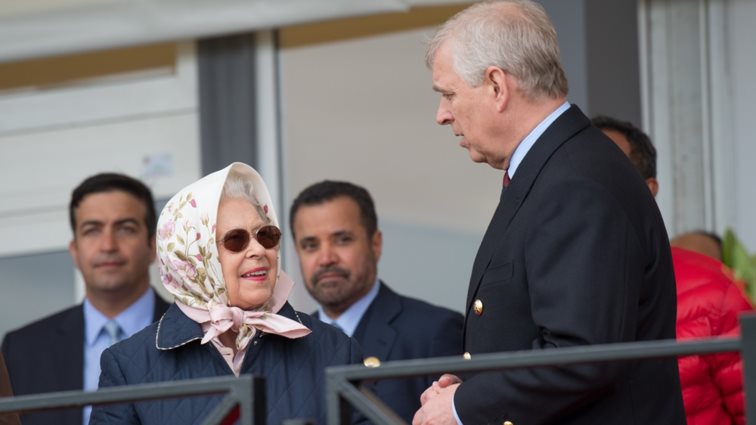 Βασίλισσα Ελισάβετ | Το Παλάτι δεν ήθελε να κυκλοφορήσουν φωτογραφίες της με τον πρίγκιπα Andrew από το μνημόσυνο του Φίλιππου