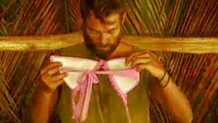 Survivor: Απίστευτα προκλητική κίνηση του Χανταμπάκη εναντίον της Παπαδοπούλου: Όλοι οι συμπαίκτες της γελούν εις βάρος της