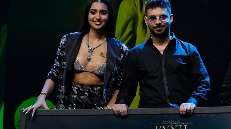 Εκατομμύρια streams στο Spotify, εκατομμύρια views στο Youtube | Ποιος είναι ο άνθρωπος πίσω από τα τραγούδια που τραγουδάει όλη η Ελλάδα σήμερα;