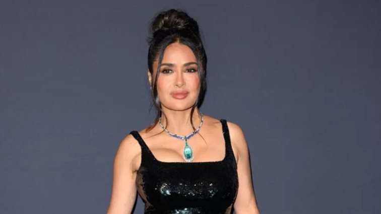 Η Salma Hayek χορεύει με ένα μικροσκοπικό λευκό μπικίνι σε ένα backstage βίντεο