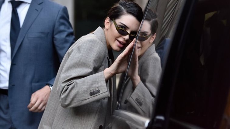 Kendall Jenner: Ποζάρει topless μέσα σε μία λίμνη
