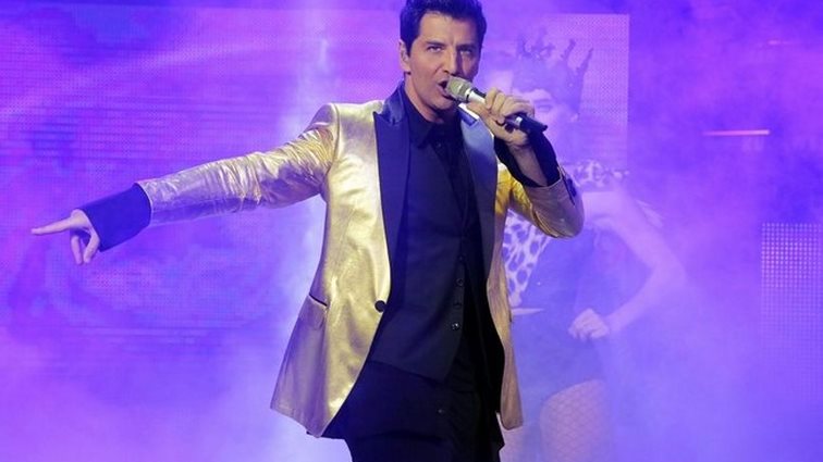 Σάκης Ρουβάς: Στη φωταγώγηση του υψηλότερου χριστουγεννιάτικου δέντρου της Ελλάδας