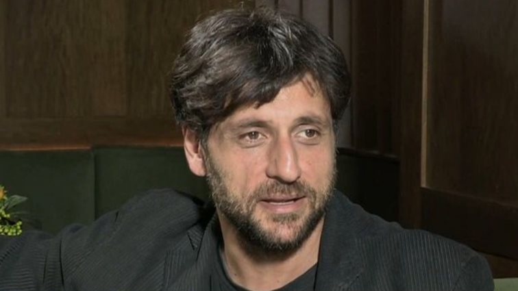 Γιώργος Χρυσοστόμου: &quot;Ήμουν μελαγχολικό αγόρι και με προσέγγιζαν τα κορίτσια, αυτό το κόλπο χρησιμοποιούσε ο εαυτούλης μου&quot;