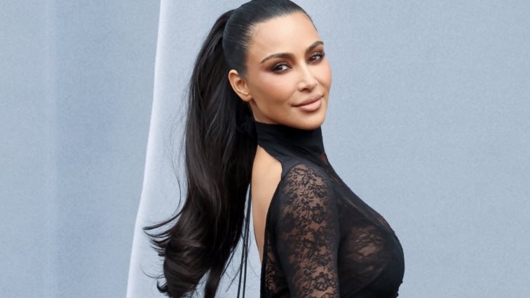 Στη λέξη &#39;καύσωνας&#39; ταιριάζει τέλεια η Kim Kardashian με animal print μαγιό