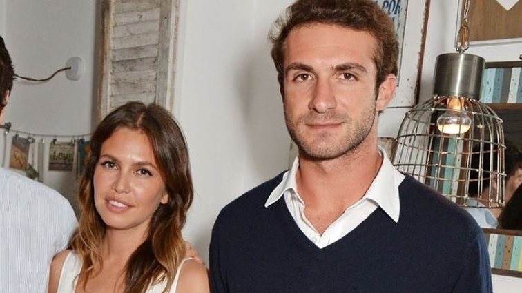 Ντάσα Ζούκοβα: Το mandarin dress με το μεγάλο άνοιγμα και η κομψή σιλουέτα της ένα μήνα μετά τη γέννηση του πέμπτου παιδιού της