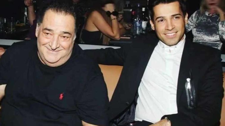 Συγκινεί το ζεϊμπέκικο που αφιέρωσε ο Βασίλης Δήμας στη μνήμη του Βασίλη Καρρά