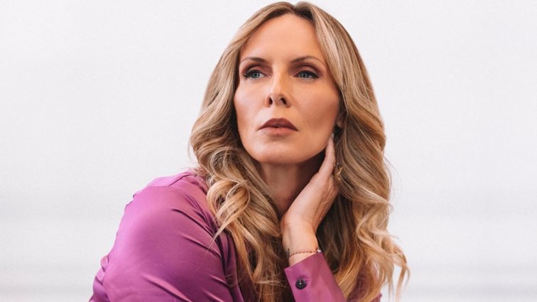 Η Εβελίνα Παπούλια ποζάρει με το μικροσκοπικό της μπικίνι και μάς δείχνει τις τέλειες αναλογίες της