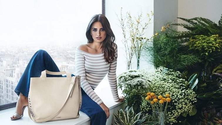 Penelope Cruz: Φωτογραφίζεται με τη τσάντα που θα κρατούν όλες!