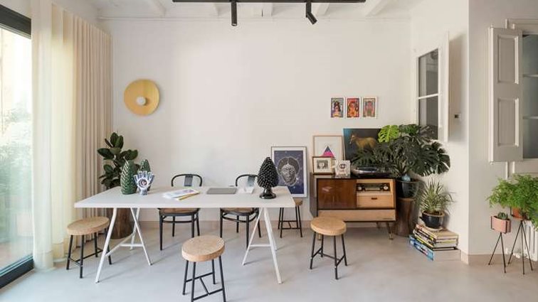 Ένα διαφορετικό &quot;Μancave&quot; στη Βαρκελώνη: Το καταφυγίο ενός εργένη μπορεί να έχει και άλλα χρώματα εκτός από μαύρο και γκρι
