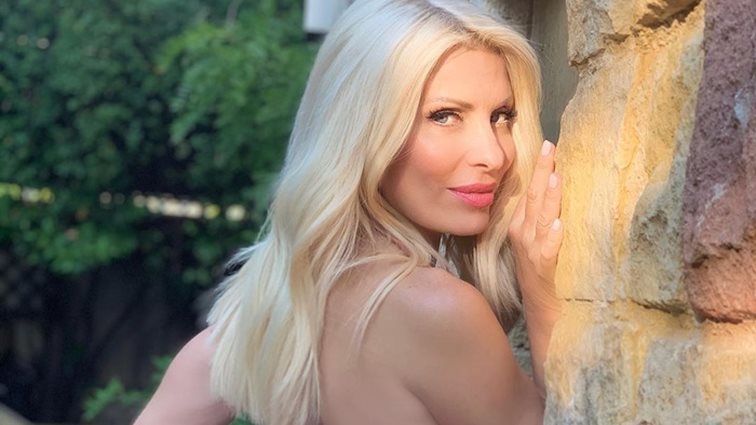 Ελένη Μενεγάκη: Οι πρωινές βουτιές &amp; η νέα εντυπωσιακή φωτογραφία με μαγιό