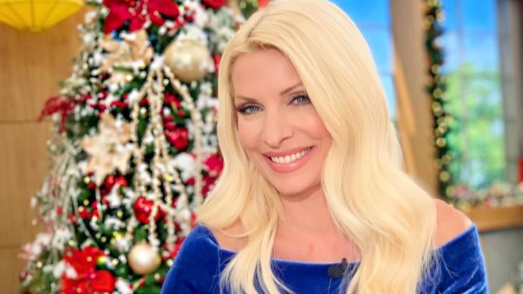 Η Ελένη Μενεγάκη ποζάρει πιο λαμπερή από ποτέ