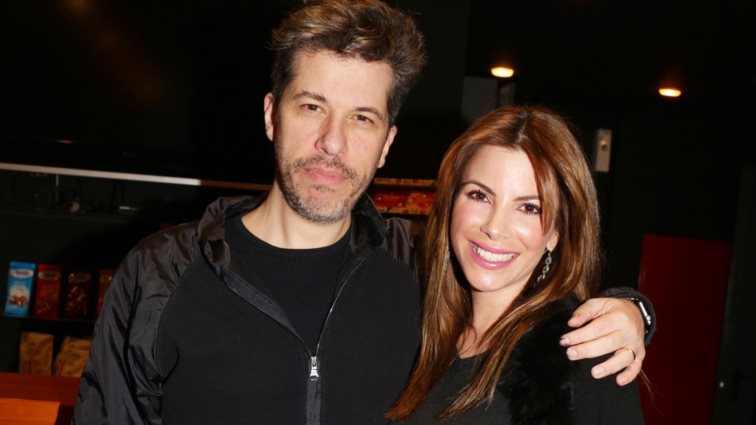 Αντελίνα και Χάρης Βαρθακούρης σε σπάνια βραδινή έξοδο με τις κούκλες κόρες της