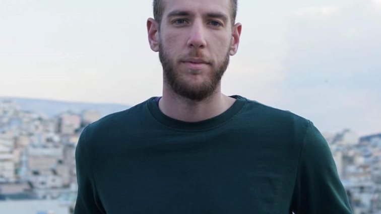 Βασίλης Κεκάτος: Αυτός είναι ο Έλληνας σκηνοθέτης που διεκδικεί τον Χρυσό Φοίνικα Μικρού Μήκους στις Κάννες | Δείτε το τρέιλερ της ταινίας του!