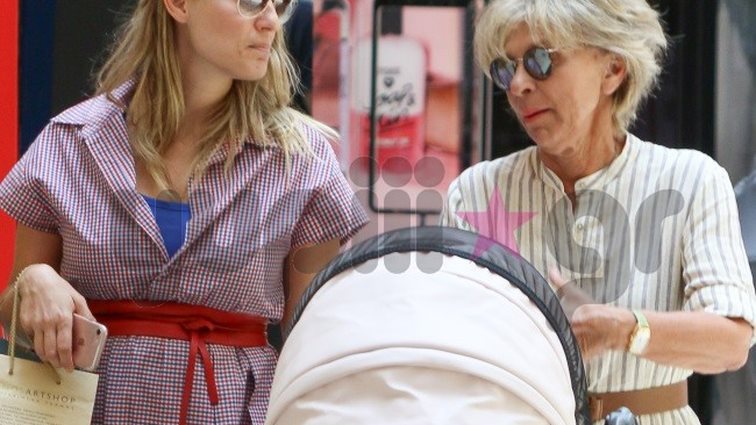 Ελεονώρα Μελέτη: Βόλτα μόνο για κορίτσια! Με την κόρη της και τη μαμά της για shopping