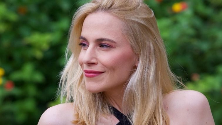 Νάντια Μπουλέ | Φωτογραφίζει την 4χρονη κόρη της με φόντο το πανέμορφα στολισμένο δέντρο τους