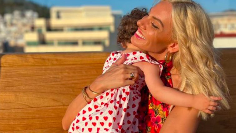 Η Ιωάννα Μαλέσκου στις τελευταίες προετοιμασίες της βάφτισης μαζί με την κόρη της