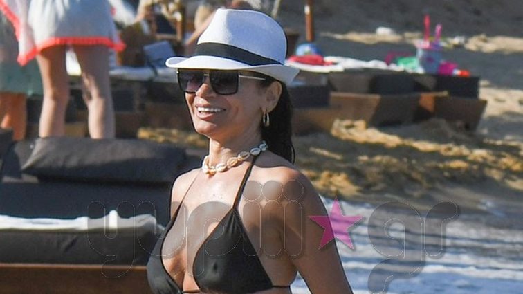 Έλλη Αγγελιδάκη : Με τον σύζυγο και τον γιο τους στη Μύκονο! Δείτε την εντυπωσιακή της εμφάνιση