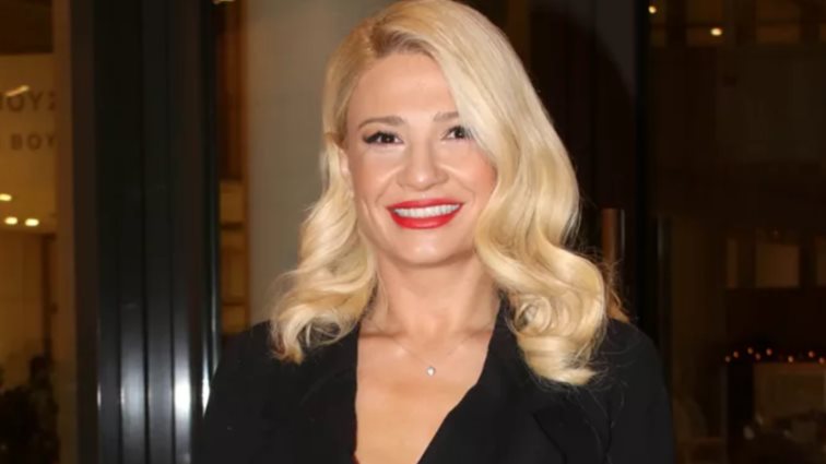 Η Φαίη Σκορδά με ένα σέξι σύνολο από την Pink Woman που μπορείς να φορέσεις πρωί και βράδυ