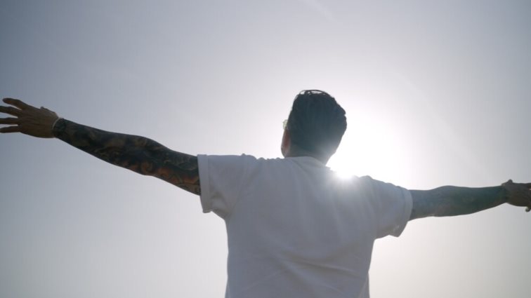 Ο Θοδωρής Μαραντίνης... "Τρελένεται" στο πρώτο solo τραγούδι του