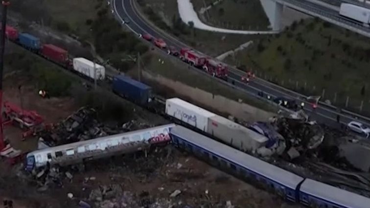 Τραγωδία στα Τέμπη: &quot;Βασίλη φεύγω; - Φεύγεις φεύγεις&quot;- Η τελευταία συνομιλία του μηχανοδηγού του intercity με τον σταθμάρχη