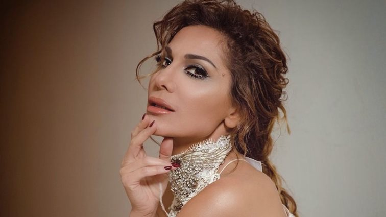 Η Δέσποινα Βανδή με κολάν και αθλητικό crop top για γυμναστική στη φύση