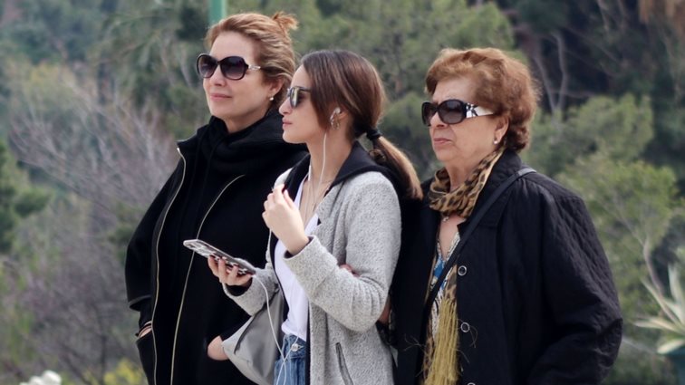 Η Άντζελα Γκερέκου σε σπάνια δημόσια εμφάνιση με την μητέρα και την κόρη της | Δείτε τις φωτογραφίες